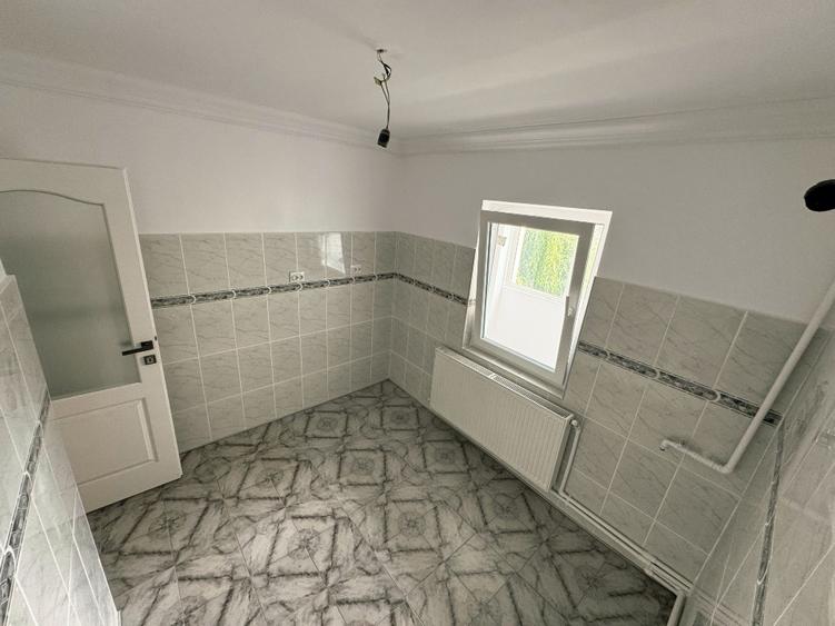 Apartament renovat cu 3 camere și 2 băi