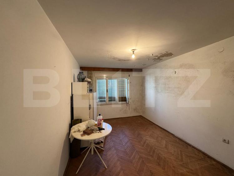 Casă spațioasă cu 6 camere, teren 700 mp, garaj și terasă