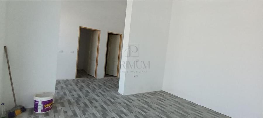 Spatiu Comercial cu 3 usi din sticla si vitrine mari - Elisabetin