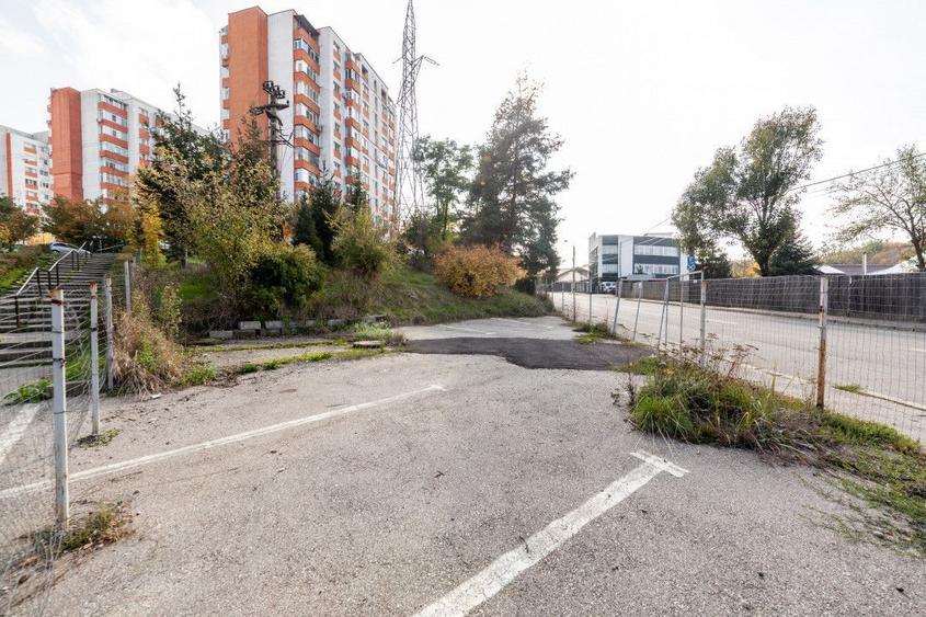 Teren stradal pe colț - Ideal afacere - front stradal mare