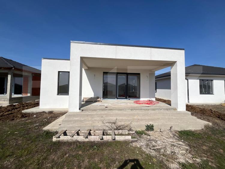De vanzare casa in Santandrei cu gard de imprejmuire din placi de beton