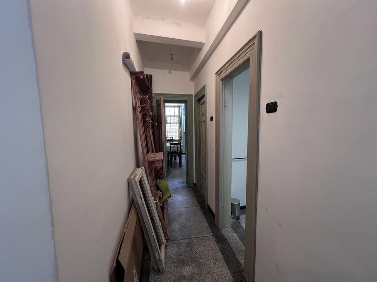 Apartament 3 camere semidecomandat. Palatul Agricola-Fonciera.