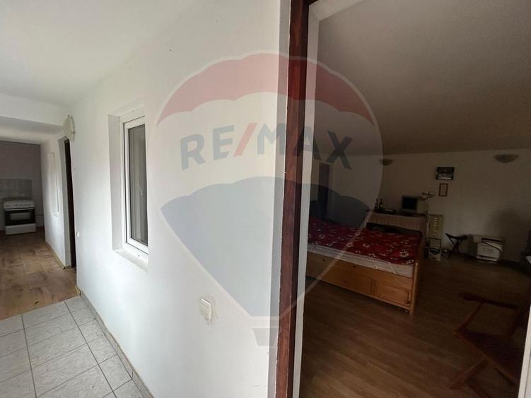 Casă de vânzare cu teren generos de 1.043 mp, două corpuri de locuit.