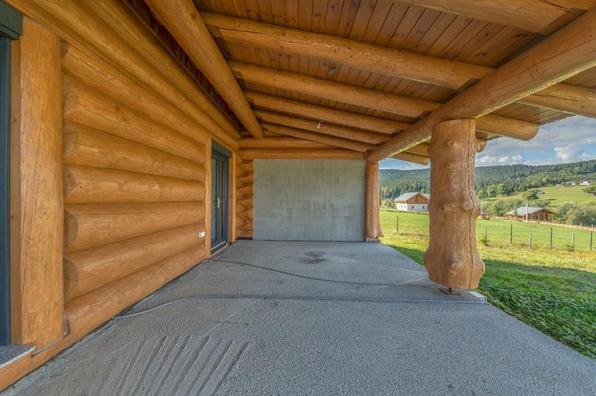 Casă din bușteni masivi | 180 mp | teren 2.440 mp | Vatra Dornei