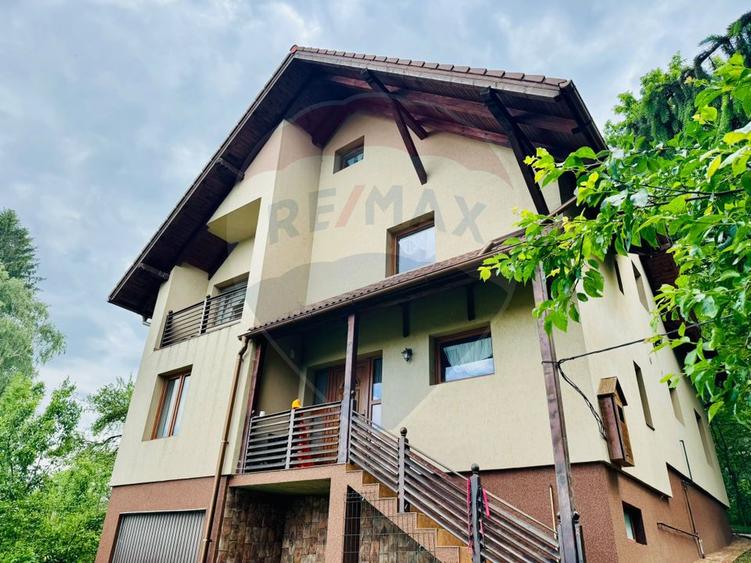 Vilă cu 5 camere de vânzare si 4 bungalow-uri Sacele, Brasov.