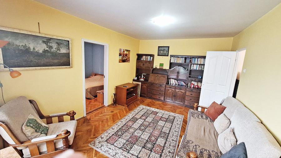 Piata Astra, apartament 2 camere la etajul 1, liber, 93000 euro neg