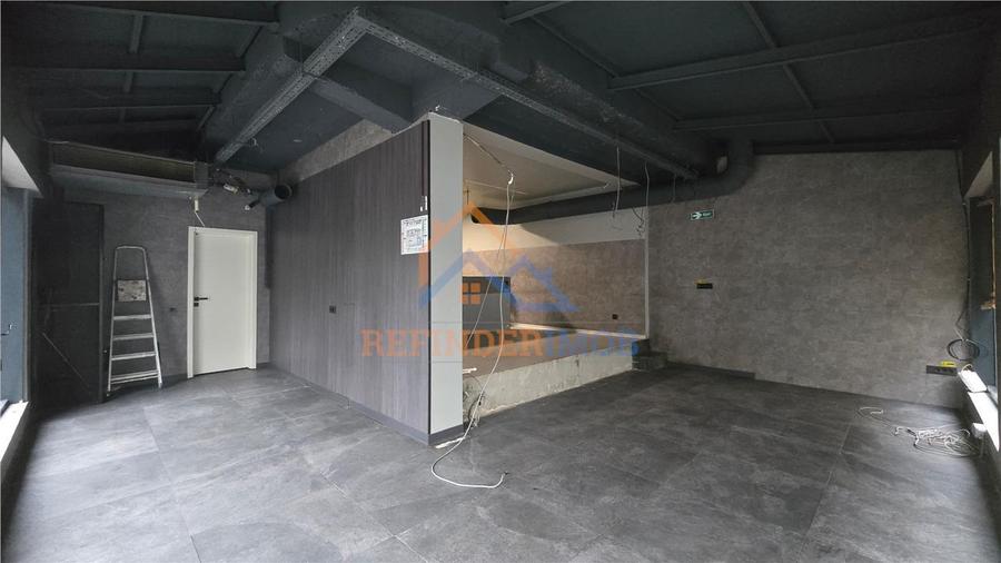 Spatiu comercial cu vad, Uverturii - stradal, pretabil restaurant