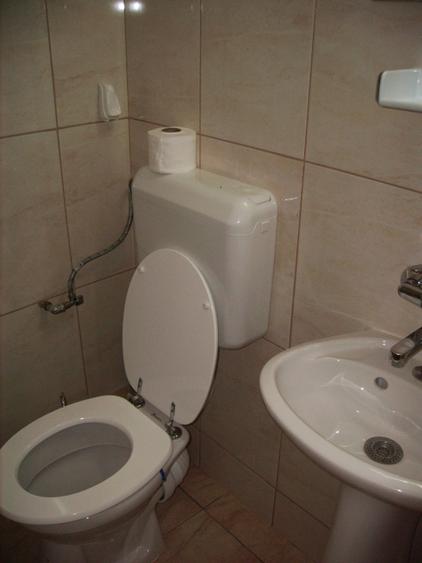 Inchiriez (ofer) apartament 3 camere decomandat , zona centrala , cu parcare
