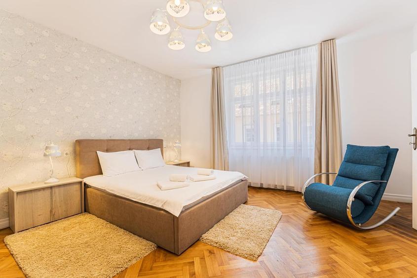 Pensiune 650 m2 , Str Castelului