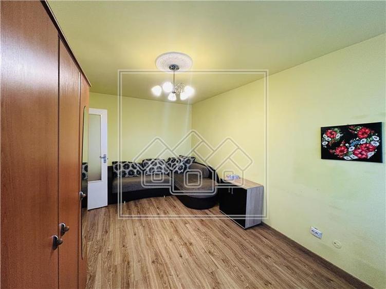 Apartament decomandat, 2 camere, balcon - M. Viteazu