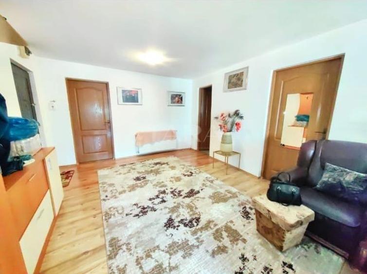 Apartament cu 3 camere de vânzare în cartierul Plopilor.