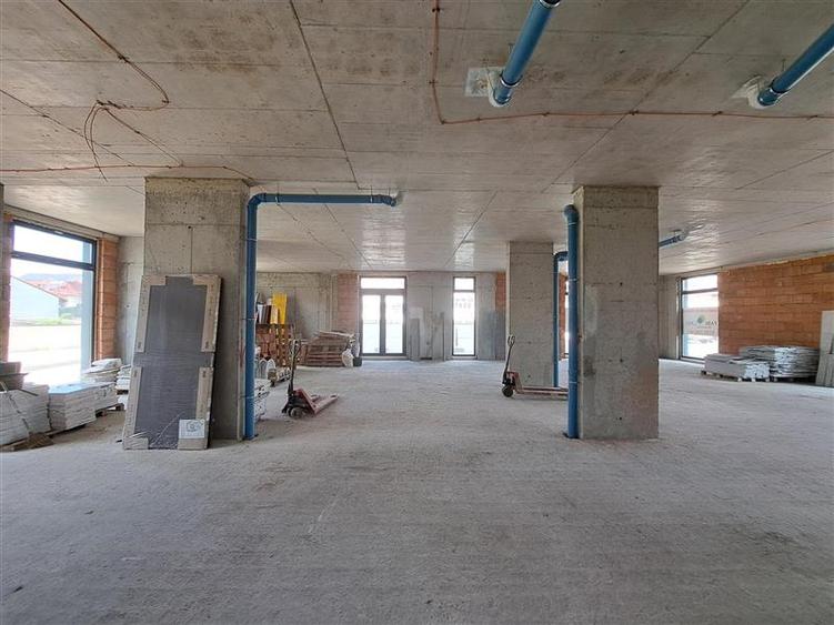 Spatiu comercial, 711 mp utili, situat in cartierul Intre Lacuri!