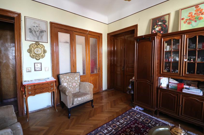 Apartament interbelic cu 3 camere și garaj în Piața Romană – ASE