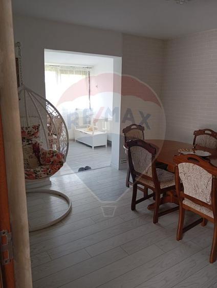 Casă / Vilă cu 7 camere de vânzare