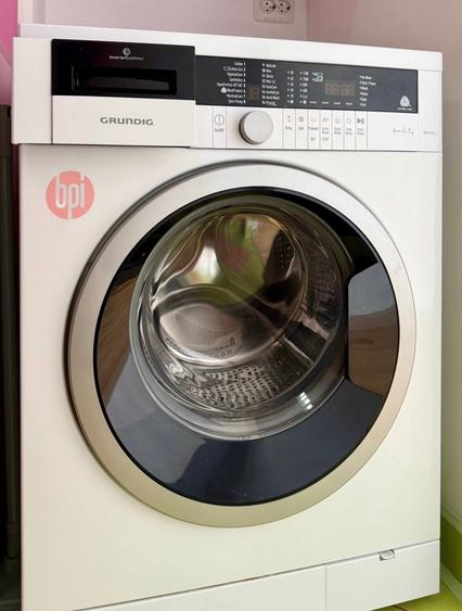 SE INCHIRIAZA micro-apartament tineresc, 2 camere, etaj 4 (cu sarpanta), situat