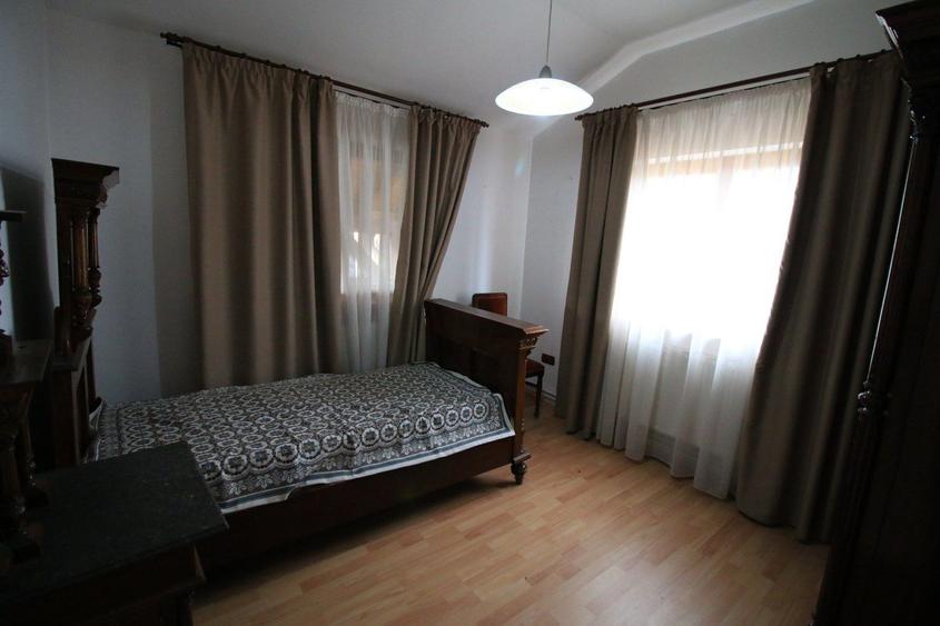 Vila cu 6 camere + 2 case + bazin inot+ 5.934 mp teren com. Chichis