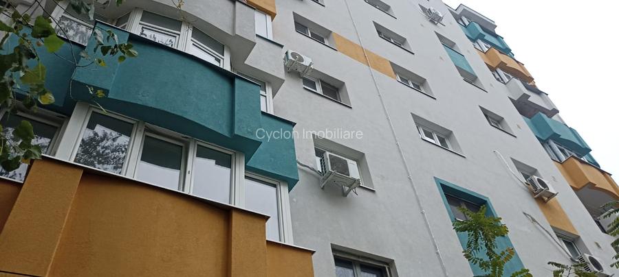 Vanzare apartament 3 cam la parter cu balcon stradal zona Parc Sebastian sect 5 - 18