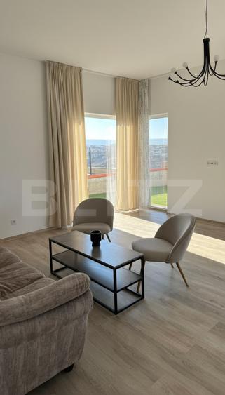 Casa pe calcan cu priveliste superba si compartimentare deosebita.