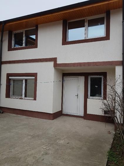 Casa de vanzare pentru 2 familii
