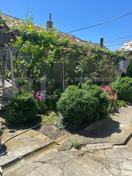 Casa cu garaj si teren + anexe, 100 mp, zona Produlești