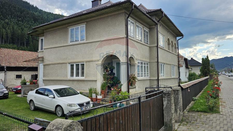 Casa 225 mp, teren intravilan 4822 mp C. Moldovenesc, Suceava