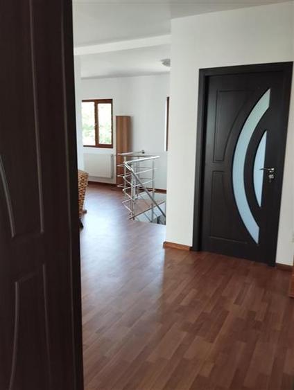 Vila de vanzare cu acces la padurea Izvorani in spatele casei si aproape de cent