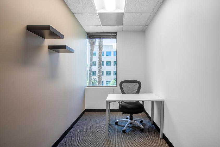 Spațiu de birou privat pentru 1 persoană în Regus Iride Business Centre