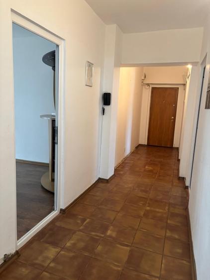 Vând apartament 4 camere zona centrală, langa parc