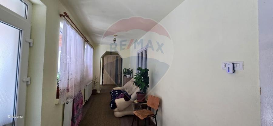Casă cu anexă, livadă și panouri fotovoltaice