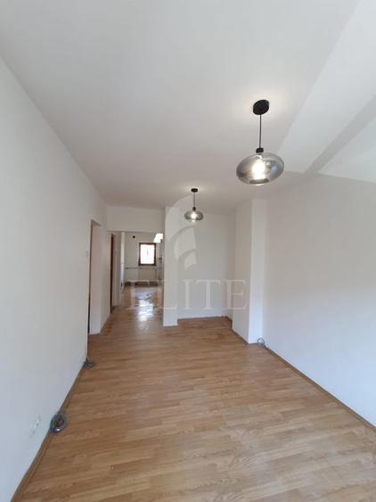 Apartament 3 camere în zona MOGOSOAIA