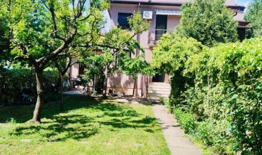 Apartament cu 200 mp curte