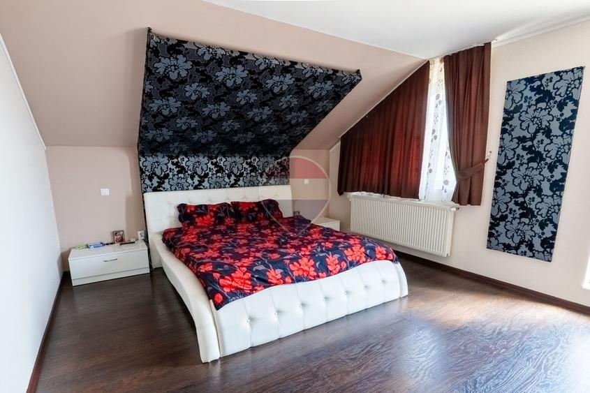 De vânzare Casă cu 4 camere și piscină în Sântandrei