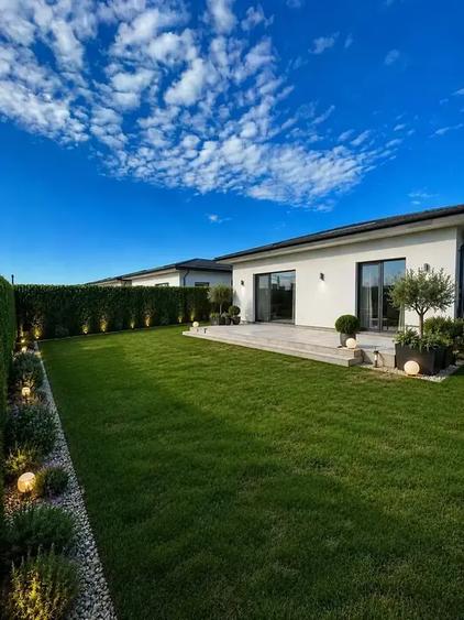 Vila single cu 3 bai, 3 dormitoare+living! Compartimentare excelenta