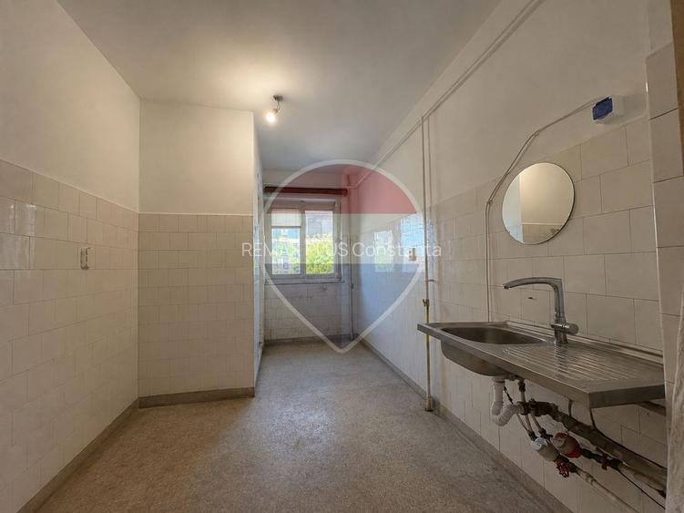 Apartament cu 3 camere de vânzare zona Bd Mamaia Constanta - 9