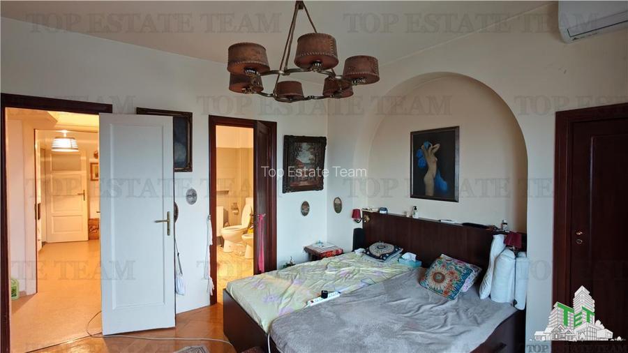 Apartament de 3 camere ultracentral, 2 intrari, lift cu acces privat, pod pentru - 13