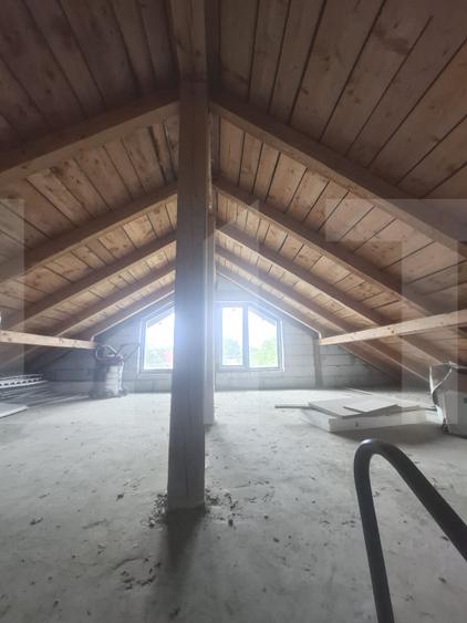 Casă cu Etaj și Pod, 325 mp, Teren 1045 mp, Construcție din Cărămidă