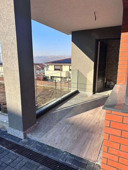 Casa tip duplex dispusa pe 3 niveluri, situata in Floresti- zona Vivo