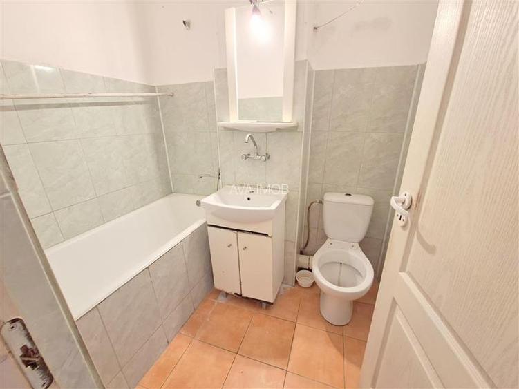 Apartament 3 camere semidecomandat, zona Milcov - 5