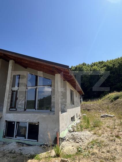 Casă cu panoramă deosebită pe Dealul Jelni – 10 ari de teren, stadiu semifinisat