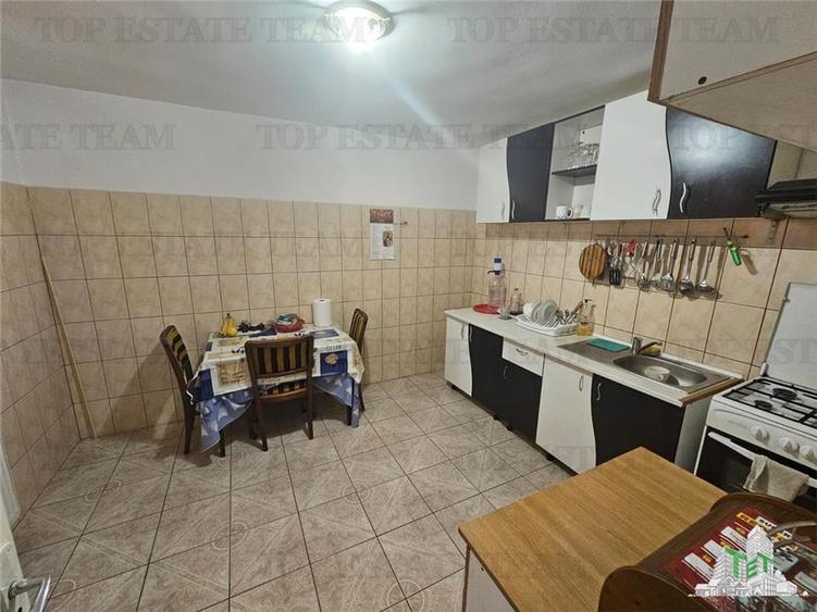 Casa la curte cu garaj dublu langa Padurea Rosu