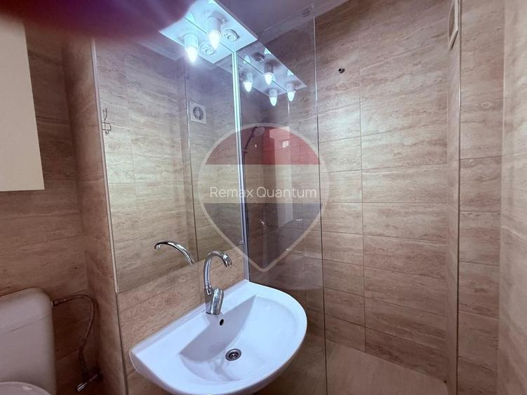De vânzare apartament 3 camere  Zona Universității, Str Ronald Reagen - 5