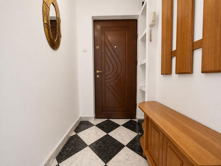 3 Camere | Piata Chirigiu | | Bloc 1990 | Hol H