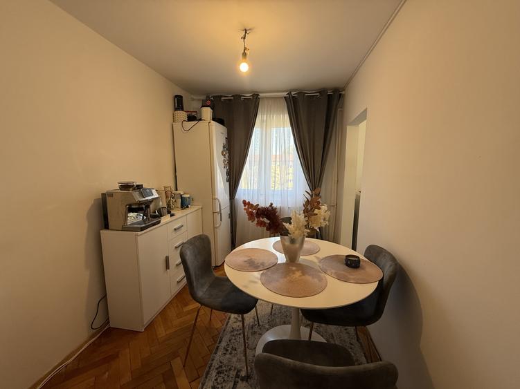 Apartament cu 4 camere, semidecomandat, etaj 4/5 - Sagului