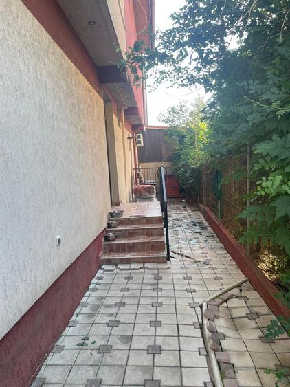 Locuință elegantă cu curte amenajată – parter + etaj, în spatele Pieței Delfinul