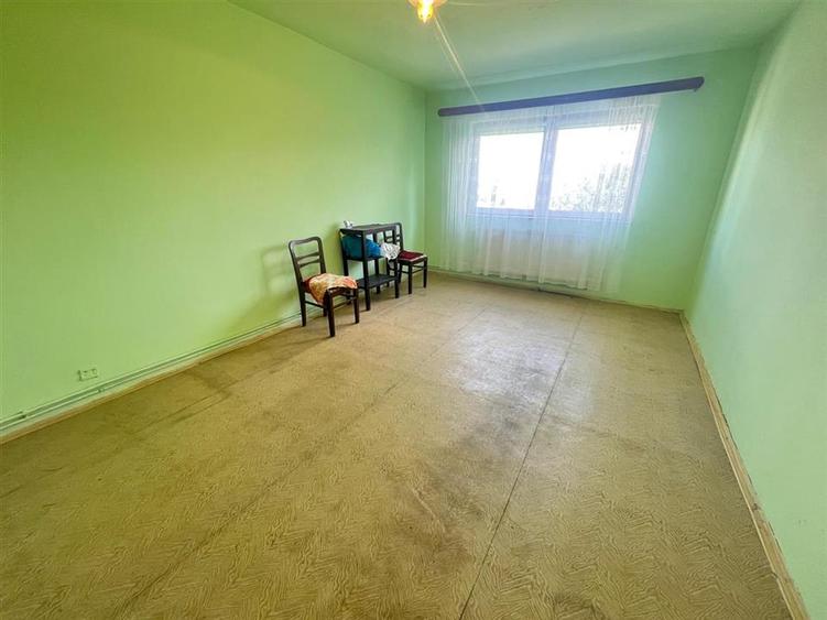 Apartament 2 camere decomandat balcon pivnita zona Vasile Aaron