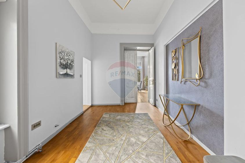 Birou ultracentral în clădire istorică (Palatul Nádasdy)