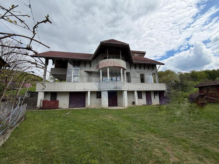 Proprietate spatioasa cu teren generos -în Buciumi /Somcuta Mare