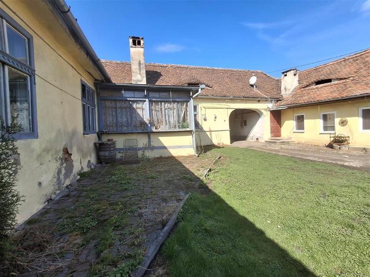2 Apartamente la casa pivnita garaj in Cisnadie