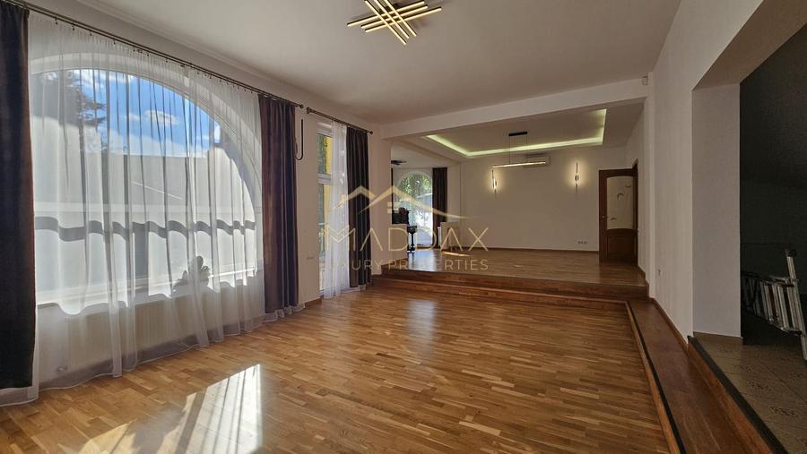 Vila Individuala 7 camere*Piscina*Teren 1000 mp / 8 parcari// Erou Iancu Nicolae