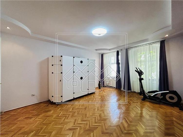 Apartament cu 2 camere, pivnita, pod, 63 mp utili, pret negociabil